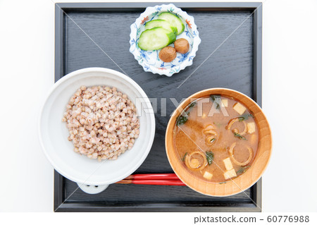 日本料理煮蕎麥麵和凍味mis湯 60776988