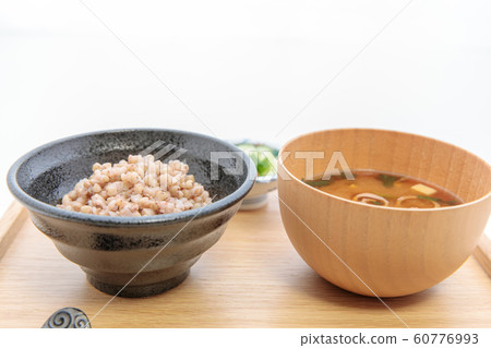 日本料理煮蕎麥麵和凍味mis湯 日本料理煮蕎麥麵和凍味mis湯 60776993