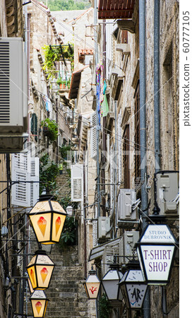 Narrow path with stairs in old town - Dubrovnik, Croatia Narrow path with stairs in old town - Dubrovnik, Croatia 60777105