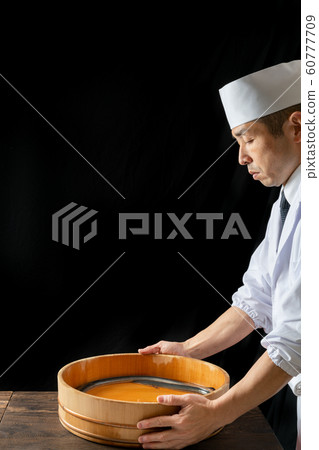 Itamae with a tub containing eel 60777709