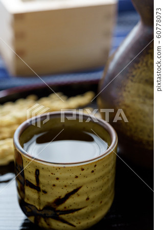 清酒瓶和清酒杯 60778073