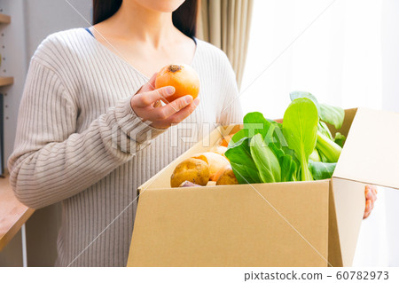 Woman with vegetables 60782973