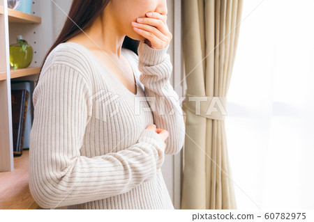 一個健康狀況不佳的女人 60782975