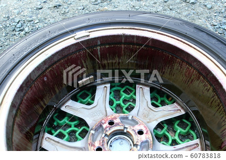 車輪和輪胎清潔通過除鐵粉噴霧進行化學反應 車輪和輪胎清潔通過除鐵粉噴霧進行化學反應 60783818