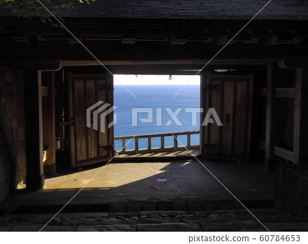 海從山門上偷看 60784653