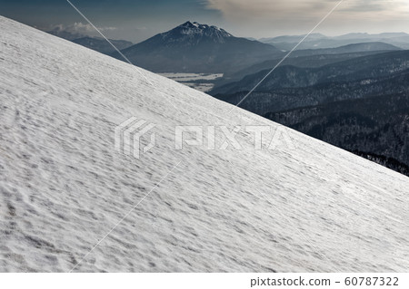 小ze原和廣竹武，從雪山山脊線看到積雪 60787322