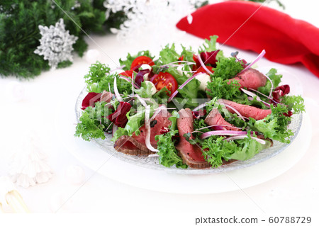 烤牛肉沙拉聖誕節 烤牛肉沙拉聖誕節 60788729