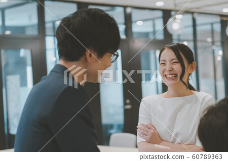 Working colleagues smile 60789363