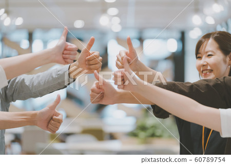 豎起大拇指6個人 60789754