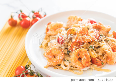 spaghetti with shrimps, tomatoes, basil and cheese 60791088