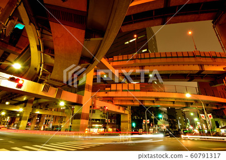 都市高速公路箱崎交匯處的夜景 60791317