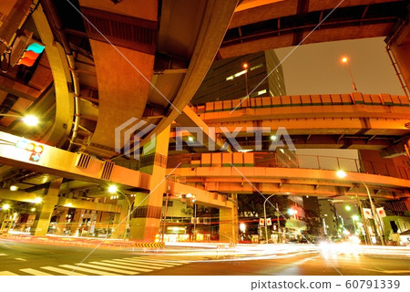 都市高速公路箱崎交匯處的夜景 60791339
