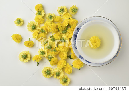 Fresh and delicious yellow chrysanthemum healthy tea drink Fresh and delicious yellow chrysanthemum healthy tea drink 60791485