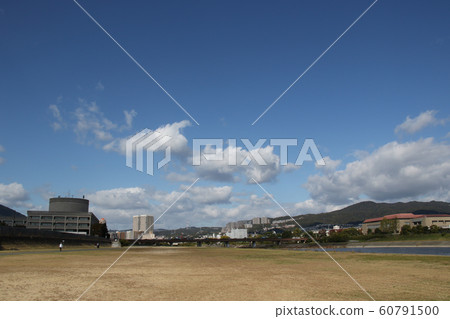 A distant view from Takarazuka City Hall to Mt. Nagao as seen from the riverbed park of the Muko River A distant view from Takarazuka City Hall to Mt. Nagao as seen from the riverbed park of the Muko River 60791500