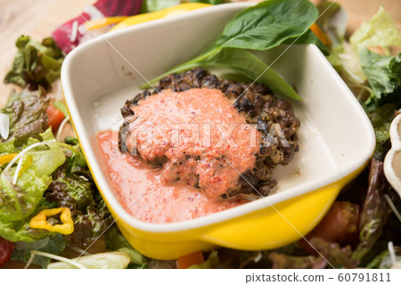 Salad lunch hamburger 60791811