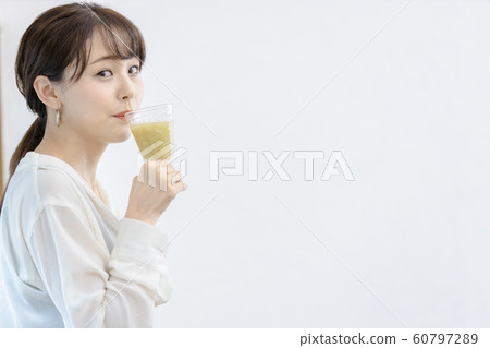 Young woman healthy smoothie 60797289