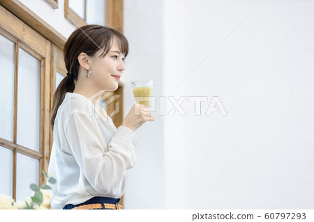 年輕女子健康奶昔 60797293