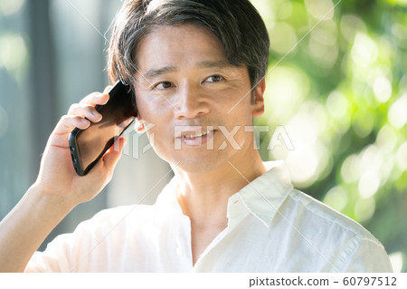 男子獨自旅行智能手機機場 60797512