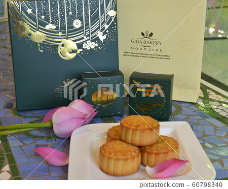 Chinese style traditional moon cake Chinese style traditional moon cake 60798340