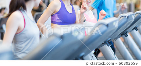 婦女去健身房 婦女去健身房 60802659