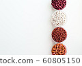 Different seed beans in round plates are arranged 60805150