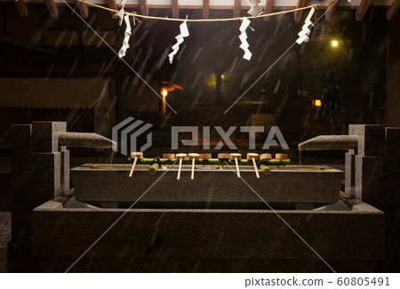 在一個下雪的夜晚,這是神社的手水屋的風景。廣島市五國神社 在一個下雪的夜晚,這是神社的手水屋的風景。廣島市五國神社 60805491
