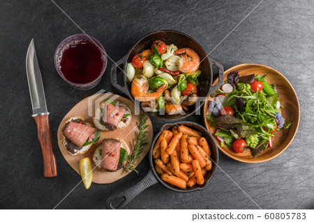 Roast beef and small dish 60805783