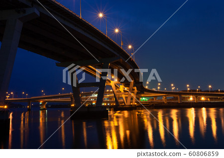 這是高速公路交界處附近的風景。燈光反射在海上，非常漂亮。廣島縣 60806859