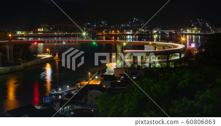 它是Ondo大橋的夜景，Ondo大橋是瀨戶上瀨戶上空的環形橋。它是Taira no Kiyomori傳說的海峽。 60806863
