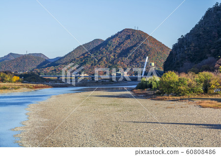 來自岐阜縣近山的長良川風景長野大橋 來自岐阜縣近山的長良川風景長野大橋 60808486
