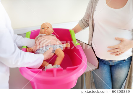 Pregnant woman on lesson courses for expectant Pregnant woman on lesson courses for expectant 60808889