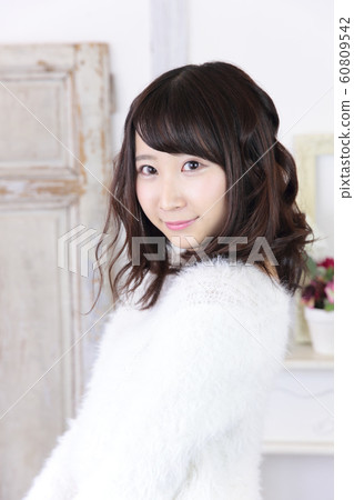 Young lady's hair style 60809542