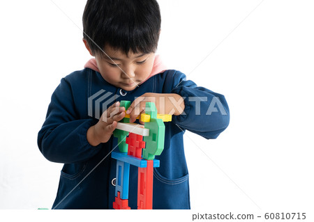 Boys play with blocks 60810715