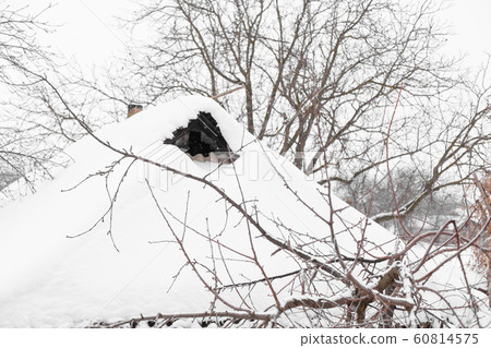 Winter. Old village house, view from the outside 60814575