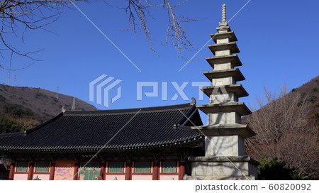 屋頂和石塔 屋頂和石塔 60820092