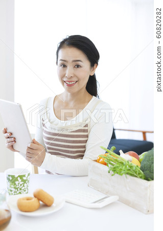平板電腦的中年女人 60820282