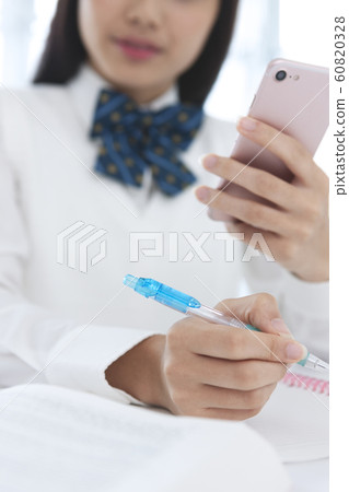 女學生學習的手 60820328