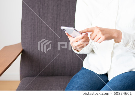 操作智能手機的女人 60824661
