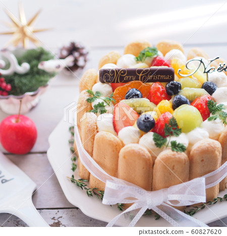 夏洛特蛋糕充滿水果 60827620