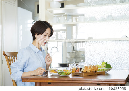 飲食生活方式放鬆女性 60827968