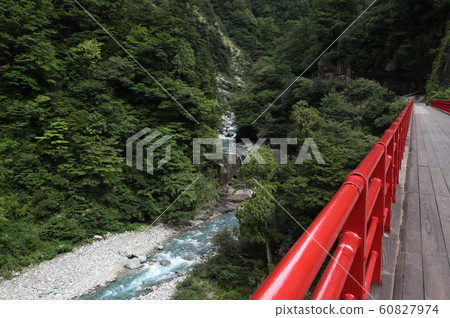 在黑部峽谷/ Keyakidaira的黑部河上的奧卡本橋 60827974