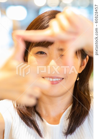 製作手窗口的年輕女子 製作手窗口的年輕女子 60828457