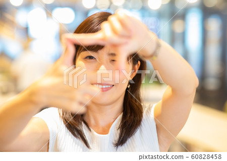 製作手窗口的年輕女子 製作手窗口的年輕女子 60828458