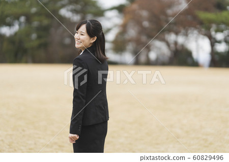 招聘女性 60829496