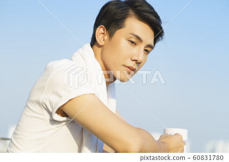 Men lifestyle teatime 60831780