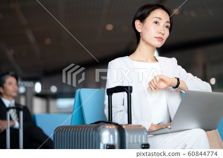 Woman Airport Time Wait Business Woman Woman Airport Time Wait Business Woman 60844774
