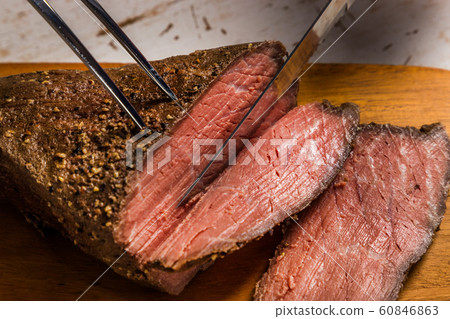 典型的烤牛肉:新鮮製作的烤牛肉 典型的烤牛肉:新鮮製作的烤牛肉 60846863