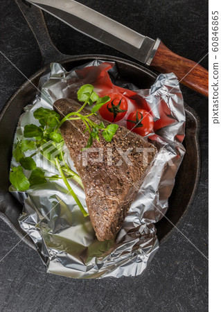 典型的烤牛肉:新鮮製作的烤牛肉 典型的烤牛肉:新鮮製作的烤牛肉 60846865