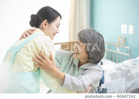 業務工作高級女保姆助手護理設施日間服務 60847242