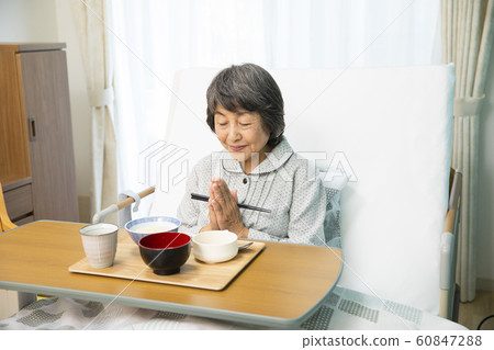婦女祖母高級醫院護理機構日間服務醫院食品護理食品餐食 60847288